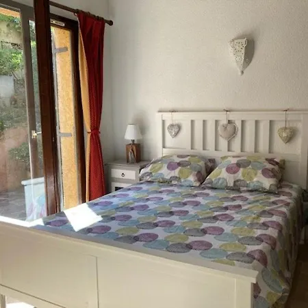 Holiday home Maison Soignee Avec Grand Jardin Et Terrasse - - Fr-1-308-159 *